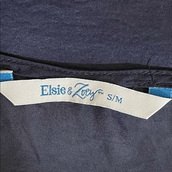 Elsie & Zoey sz s/m top silky feel in navy - Picture 11 of 13
